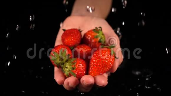 手里拿着草莓和水滴视频的预览图