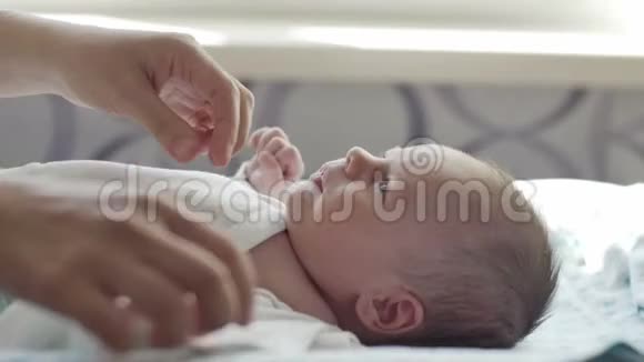 女性手脱衣服新生婴儿视频的预览图