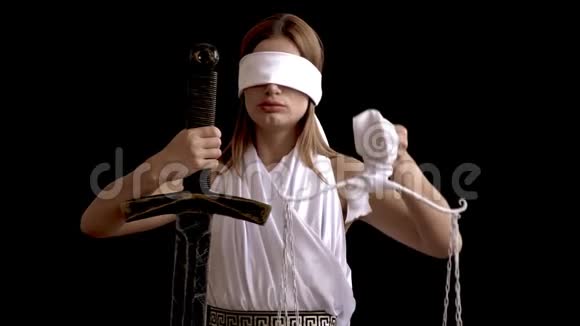 希腊女正义女神菲米达手中拿着剑黑色背景上有鳞片律师事务所的概念视频的预览图