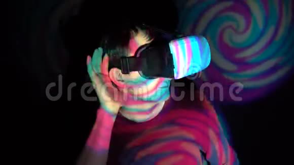 男人在虚拟现实耳机里用手对耳仔细偷听八卦对话视频的预览图