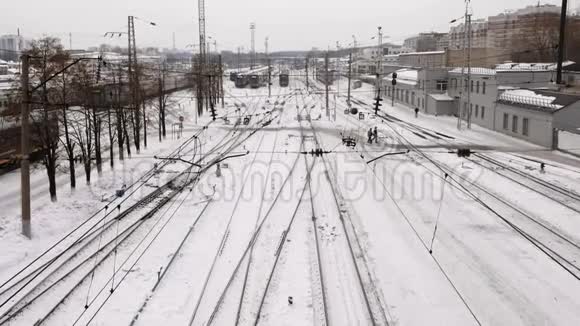 火车站冬天有铁路和火车上景视频的预览图