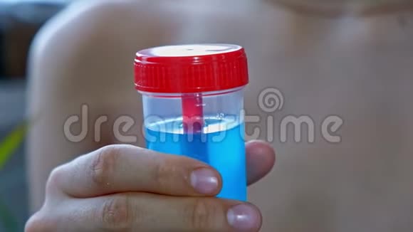 男孩拿着蓝色液体的试管视频的预览图