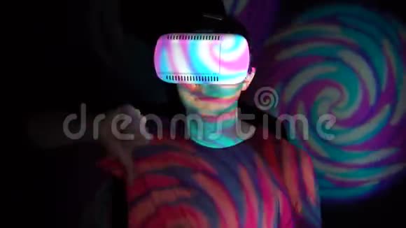 虚拟现实耳机显示拇指的年轻人视频的预览图