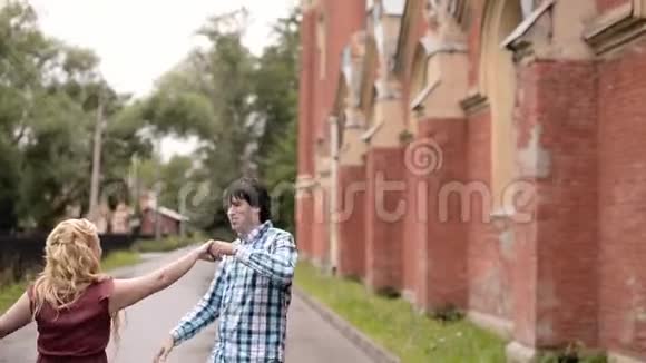 年轻可爱的夫妇在夏天在户外跳舞浪漫的约会或恋爱视频的预览图
