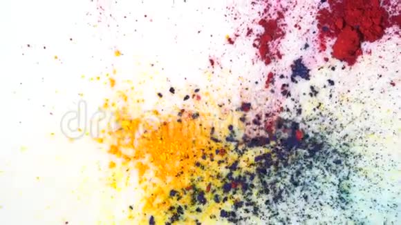 白色液体表面鲜艳的彩色粉末斑点的特写艺术和绘画视频的预览图