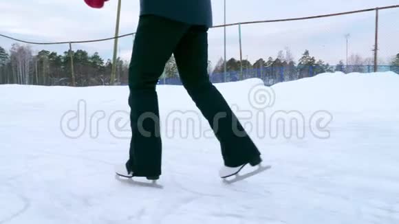 一个年轻的女人正在一个古老的户外溜冰场上滑冰视频的预览图