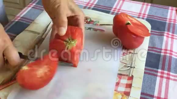 切番茄做沙拉的时间视频的预览图