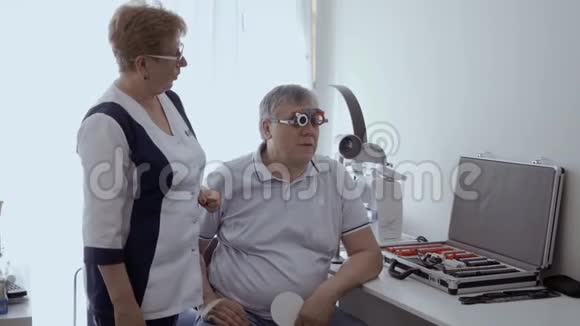 老人用光学实验架检查视力视频的预览图
