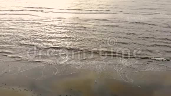 日落时美丽的沙滩浪到岸边沿海岸的镜头移动视频的预览图