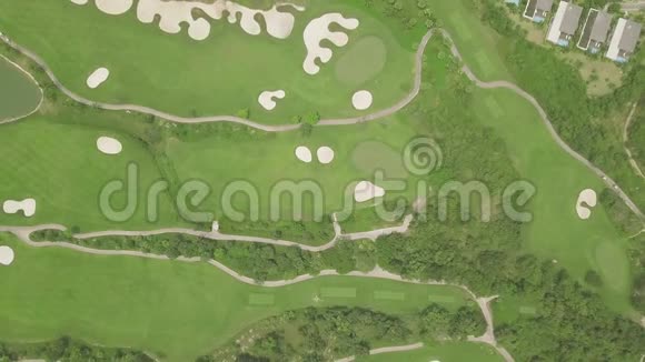 绿色高尔夫球场和湖泊空中景观从无人驾驶飞机的绿野和高尔夫俱乐部的湖上俯瞰视频的预览图
