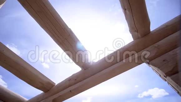 房屋木质结构近景剪辑用好的木头建造房子建造木屋视频的预览图