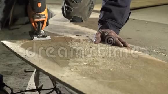 男性木匠的手雕刻一块夹板视频的预览图