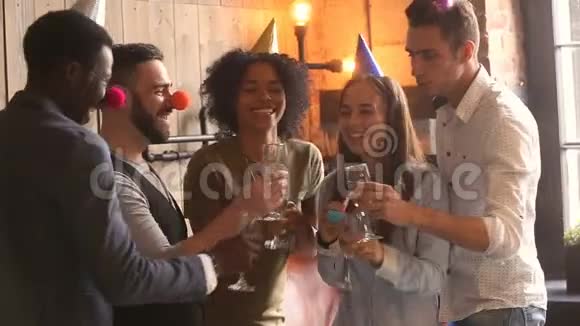 多文化的年轻人戴着眼镜吹着口哨庆祝聚会视频的预览图