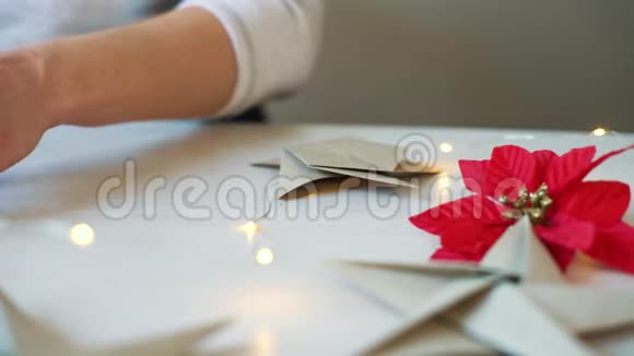 潘拍女子手折折纸明星圣诞装饰视频的预览图