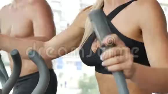 体育健身器材上的性感女人和男人视频的预览图
