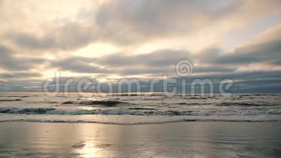 精彩的背景日落时美丽的沙滩浪到岸边视频的预览图