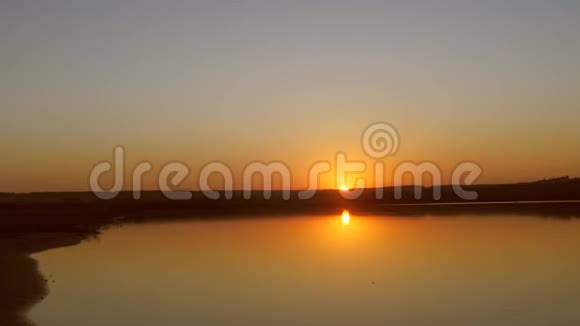美丽的日落越过秋湖阳光倒映在水中视频的预览图