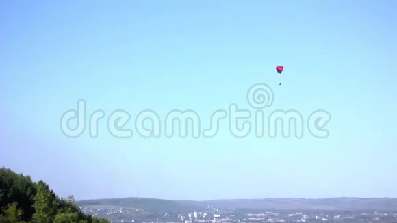 滑翔机在天空中飞行视频的预览图