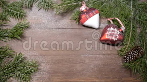 新年和圣诞明信片圣诞树和圣诞树装饰放在木制背景上上景女性视频的预览图