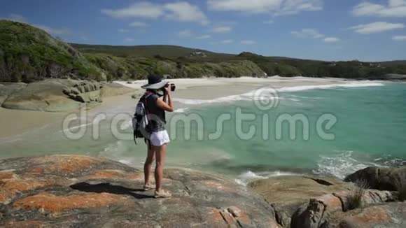 澳大利亚瀑布海滩的女摄影师视频的预览图