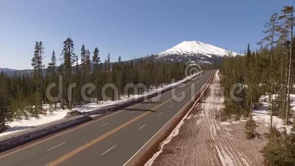 通往俄勒冈学士山的道路视频的预览图