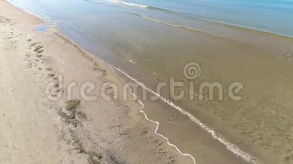 带小波浪的沙滩空中侧景视频的预览图