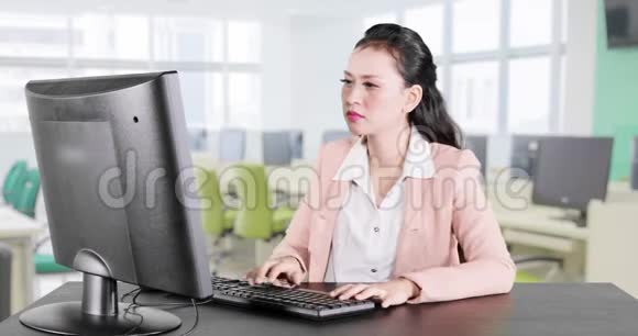 女商人对电脑有问题视频的预览图