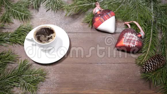 新年和圣诞明信片艺术枞树一杯新鲜的咖啡和圣诞树装饰视频的预览图