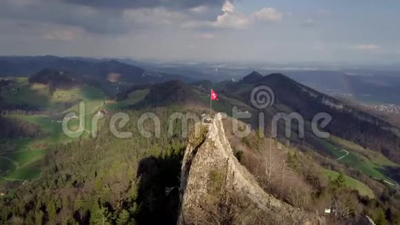 山巅登山旗视频的预览图