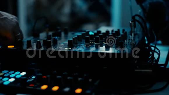 远程DJ特写晚上在俱乐部跳舞DJ为遥控工作视频的预览图
