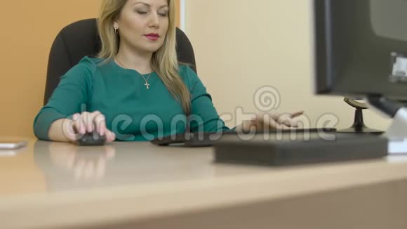 肖像商业女性在办公室内部从事电脑工作视频的预览图