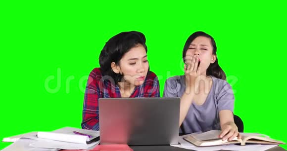 两个女学生在学习时很困视频的预览图