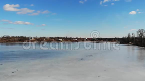 美丽的湖景来自冰面蓝天与云视频的预览图