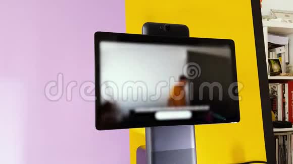 新的FacebookPortal设备带有大屏幕显示视频的预览图