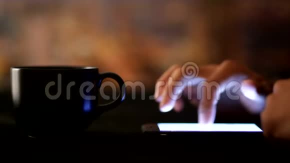 手使用手机与咖啡杯视频的预览图
