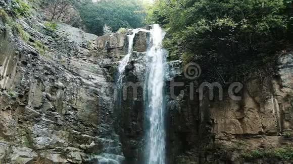 瀑布的速度非常缓慢雨水在佐治亚州的一个公园里在夏天的雨中倾泻下来视频的预览图