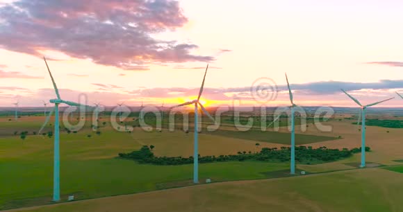 绿色能源风力涡轮机日落时的一片田野空中无人机镜头视频的预览图