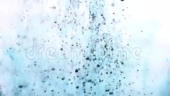 特写彩色蓝色粉末在白色背景下落在水中水的颜色视频的预览图