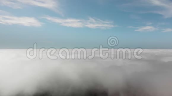 空中射击美丽的飞行在火山谷上空的云层之上西班牙加那利群岛特内里费的概念视频的预览图