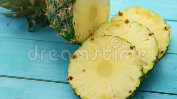 菠萝片在蓝木上视频的预览图