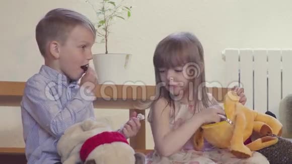 女孩和男孩打开玩具视频的预览图