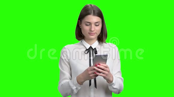 少女使用messangers在智能手机上聊天的肖像视频的预览图
