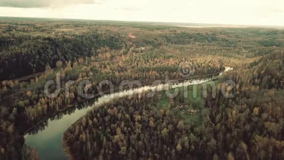 空中无人机拍摄秋季森林和河流1080p25fps视频的预览图