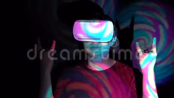 一个戴着虚拟现实眼镜的年轻人用手指做角签名视频的预览图
