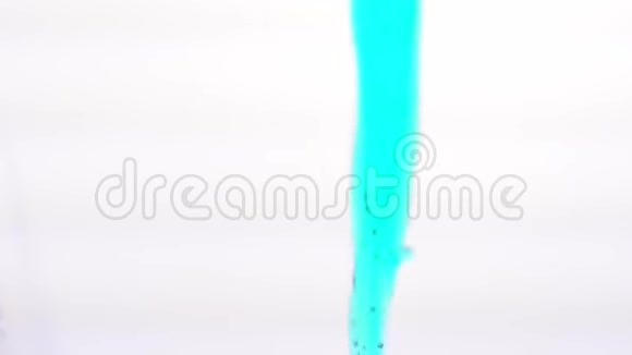白色背景下蓝色凝胶喷射在水中的特写水的质地视频的预览图