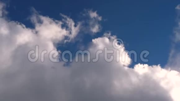 关闭云层移动的镜头视频的预览图