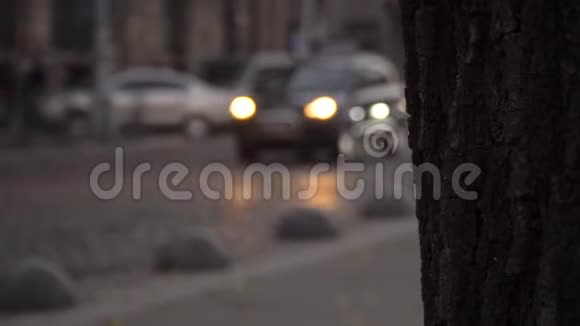 道路交通夜城汽车的运动前照灯晚上的城市视频的预览图