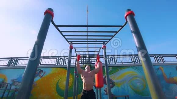 夏季在公园的水平杆上锻炼运动员视频的预览图