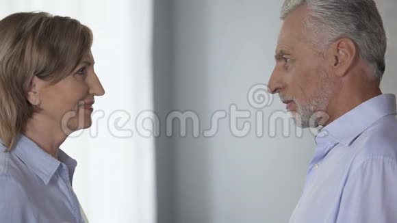 年长的男性和女性互相看着把额头凑在一起快乐视频的预览图