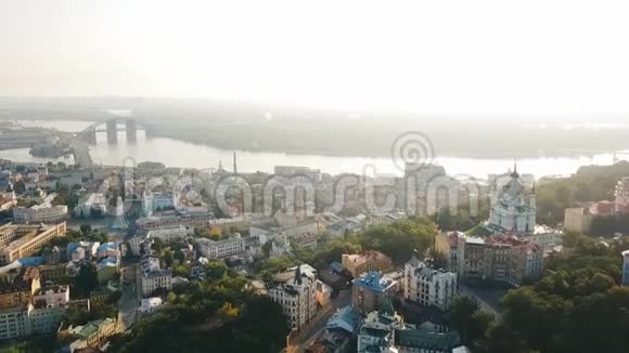 安德鲁下降历史老街基辅基夫乌克兰从上面俯视空中无人机视频片段视频的预览图